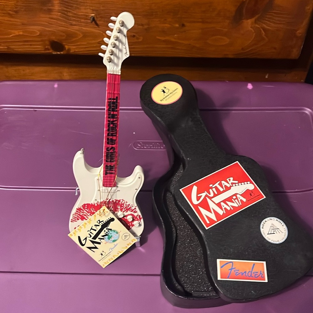 Guitar Mania mini figure